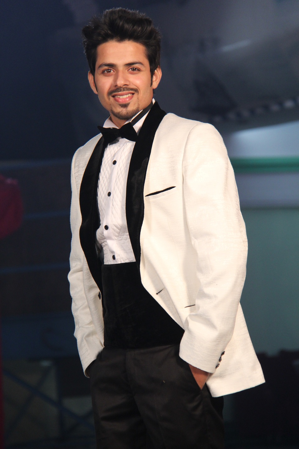 man-suit-people-hair-white-looking-1166607-pxhere.com Testimonial Divi Pack Image